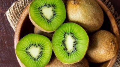  تناول قشر الكيوي يساعد على تأخير الشيخوخة