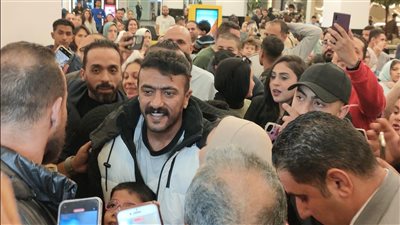 الإسكندراني أحمد العوضي وسط جمهوره بالإسكندرية (صور) 