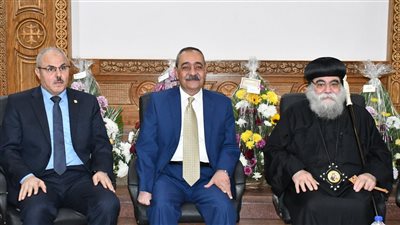 رئيس جامعة قناة السويس يزور كنائس الإسماعيلية للتهنئة بعيد الميلاد