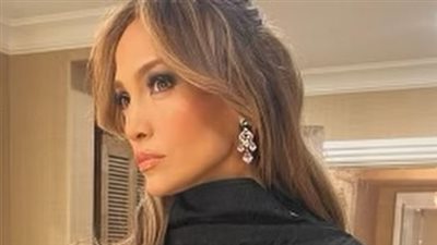 جينيفر لوبيز تخرج عن المألوف وتظهر رشاقة قوامها 