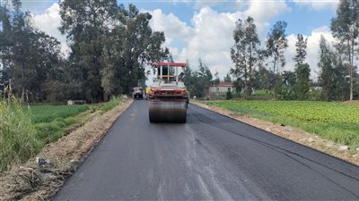 رصف طريق «بيلا - حاذق»  بكفرالشيخ 