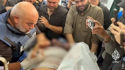 وائل الدحدوح يودع نجله بالبكاء بعد استشهاده في قصف للاحتلال الإسرائيلي (فيديو)