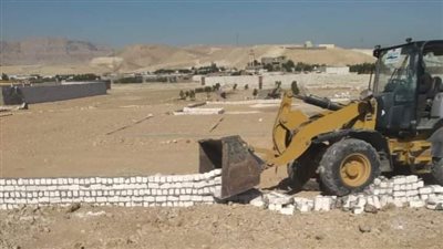 إزالة فورية للتعديات على الأراضي الزراعية بمركز قنا