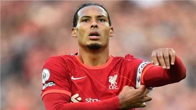 مدافع ليفربول يعلق على مواجهات الريدز النارية