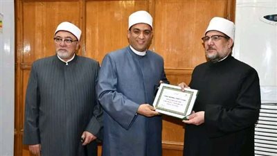 وزير الأوقاف يكرم إمام وخطيب مسجد سيدي عبد الرحيم القنائي