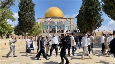 مُستوطنون يقتحمون المسجد الأقصى بحماية شرطة الاحتلال الإسرائيلي