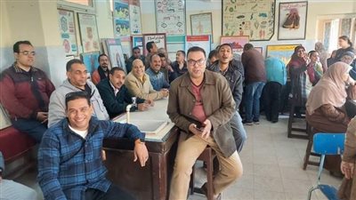 مدير تعليم نجع حمادي يتابع سير العمل بالسادات الثانوية بنات