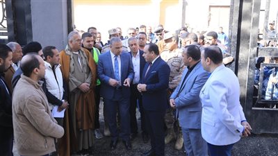 محافظ سوهاج يتفقد مشروعات حياة كريمة بقرية الغريزات بالمراغة