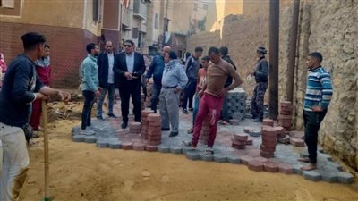 رئيس مركز سنورس بالفيوم يتفقد أعمال تركيب الإنترلوك 