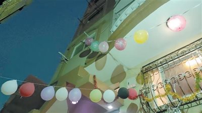 مسلم يعلق الزينة على جدران منزله لتهنئة جيرانه الأقباط 