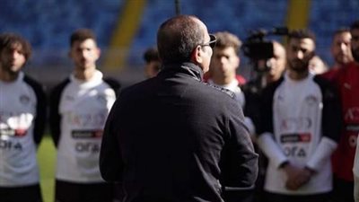 يتوسطهم العلم .. الصورة الرسمية للمنتخب الوطني استعدادًا لأمم أفريقيا