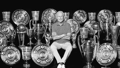 رئيس الفيفا يودع أسطورة الكرة الألمانية فرانز بيكنباور 