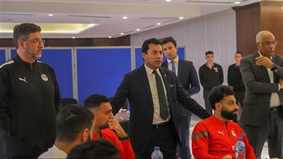 وزير الرياضة يزور معسكر المنتخب قبل السفر إلى كوت ديفوار