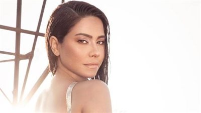 مقدمة برامج شهيرة تُهاجم منتقدي شيرين عبدالوهاب .. 