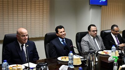 وزير الشباب يتابع مشروع حساب مساهمة الرياضة في الناتج المحلي الإجمالي