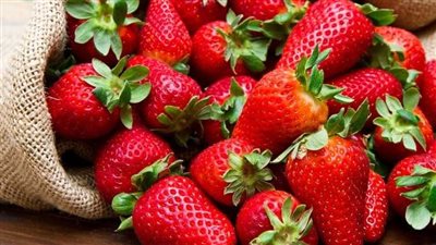 بسبب المبيدات الحشرية.. الفراولة تسبب السرطان والسمنة 