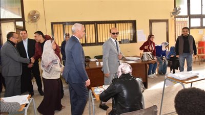 رئيس جامعة أسيوط يتفقد امتحانات الفصل الدراسي الأول بكليات العلوم والطب 
