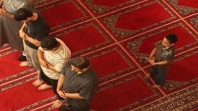 حكم صلاة المنفرد خلف الصف