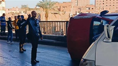 انقلاب سيارة نصف نقل على محور صفط اللبن