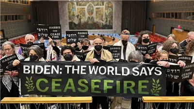 يهود أمريكيون يقتحمون مقر الأمم المتحدة ويطالبون بإيقاف الحرب على غزة.. فيديو