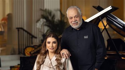 روجينا أنيقة وجذابة في أحضان أشرف زكي 