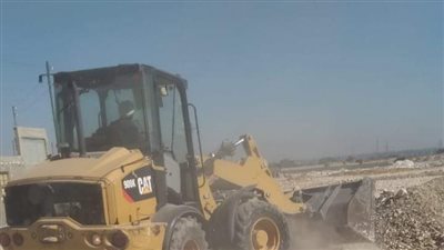 إزالة فورية لحالتى تعدى بقرية المحروسة بقنا