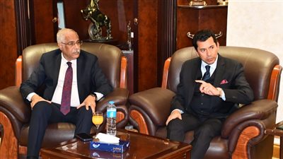 وزير الشباب يبحث وضع ضوابط للتشجيع الجماهيري في المدرجات