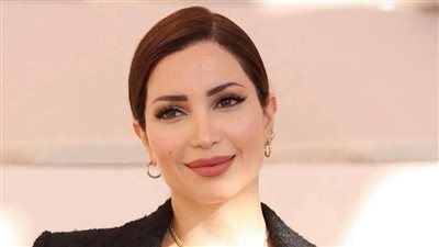 نسرين طافش .. زهرة جذابة بفستان كلاسيكي