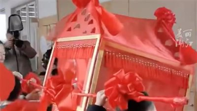 حفل زفاف فى الحضانة.. والطلاب تحولو إلى 