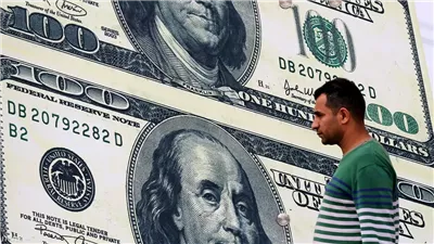 باحث اقتصادي يكشف موعد انخفاض سعر الدولار في السوق السوداء