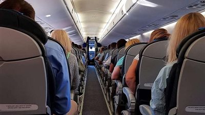 أين الأماكن الأكثر أمانا على متن الطائرة بعد حادث ألاسكا إيرلاينز؟