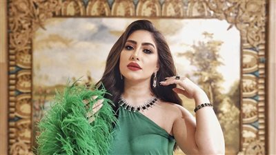 بوسي تخطف الأنظار بميني جيب ومكياج صاخب (صور)