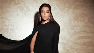 بلقيس فتحي تطل بالأحمر على خطى شريهان