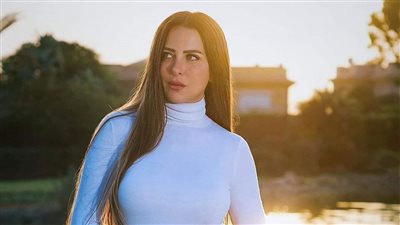 ريم مصطفى تستعرض رشاقتها بميني جيب مثيرة