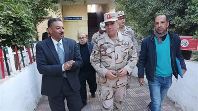  مدير تعليم نجع حمادي يتفقد سير امتحانات الترم الأول بالزخرفية