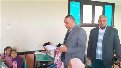 مدير تعليم المنشاه يتفقد إمتحانات النقل ويؤكد علي الدقة في التصحيح