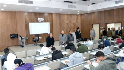 رئيس جامعة المنصورة الأهلية يتابع أعمال امتحانات الفصل الدراسي الأول 