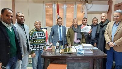 مدير تعليم ابو تشت يكرم موظف لتفانيه وأدائه المتميز في العمل