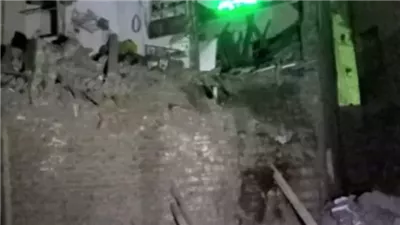 انهيار عقار مكون من 3 طوابق في منطقة السيدة زينب 