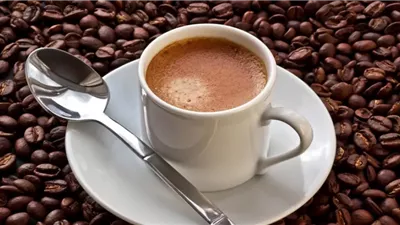 تحذير من شرب القهوة في المساء أو قبل النوم (فيديو)