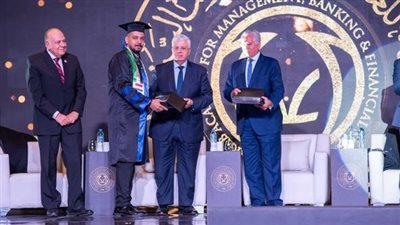 وزير التعليم العالي يشهد حفل تخرج الحاصلين على الدراسات العليا بالأكاديمية العربية للعلوم