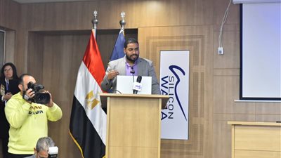 وزير الاتصالات ومحافظ أسيوط يتفقدان المنطقة التكنولوجية 