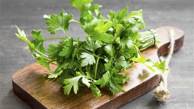 هل يساعد البقدونس على تنقية الكبد والدم؟ 
