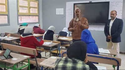 مدير تعليم فرشوط يتابع الإمتحان الإلكترونى للثانوىة