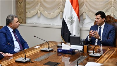 وزير الشباب والرياضة يلتقي رئيس اتحاد العمال المصريين بإيطاليا