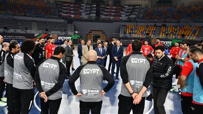 وزير الرياضة يؤازر لاعبي منتخب الفراعنة قبل لقاء غينيا