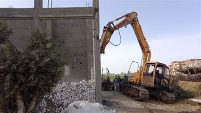 إزالة 4 حالات تعد بالبناء على الأراضي الزراعية بمركز المحلة 