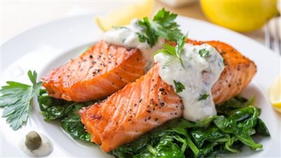 لضعاف المناعة.. طريقة عمل سمك السلمون بالسبانخ