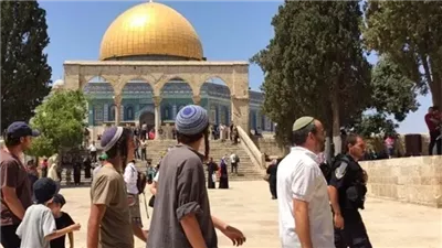 عشرات المُستوطنين الإسرائيليين يقتحمون باحات الأقصى بحماية شرطة الاحتلال