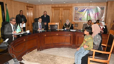 محافظ الفيوم يوجه بتوفير معاشات ومساعدات عاجلة ومشروعات للأولى بالرعاية